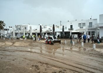 Γέμισε λάσπες η Νάουσα της Πάρου από τις καταρρακτώδεις βροχές (φωτ.: EUROKINISSI/Κώστας Τζούμας)