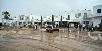 Γέμισε λάσπες η Νάουσα της Πάρου από τις καταρρακτώδεις βροχές (φωτ.: EUROKINISSI/Κώστας Τζούμας)