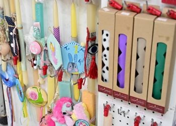 Πασχαλινές λαμπάδες σε κατάστημα της Αθήνας (φωτ.: EUROKINISSI / Κώστας Τζούμας)