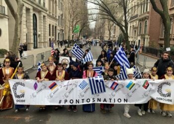 Η συμμετοχή των Ποντίων του Νόργουοκ στην παρέλαση ξεκίνησε με ένα μεγάλο πανό για τις γενοκτονίες (φωτ.: facebook/Pontian Society «Pontos» of Norwalk)