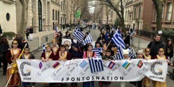 Η συμμετοχή των Ποντίων του Νόργουοκ στην παρέλαση ξεκίνησε με ένα μεγάλο πανό για τις γενοκτονίες (φωτ.: facebook/Pontian Society «Pontos» of Norwalk)