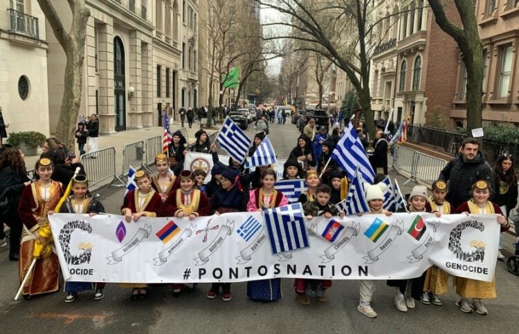 Η συμμετοχή των Ποντίων του Νόργουοκ στην παρέλαση ξεκίνησε με ένα μεγάλο πανό για τις γενοκτονίες (φωτ.: facebook/Pontian Society «Pontos» of Norwalk)