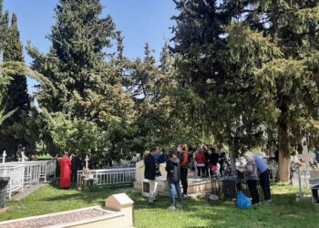 Δευτέρα του Πάσχα στο κοιμητήριο του Πρωτοχωρίου Κοζάνης (φωτ.: ΕΡΤ)