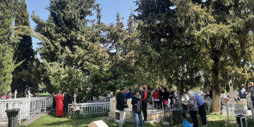 Δευτέρα του Πάσχα στο κοιμητήριο του Πρωτοχωρίου Κοζάνης (φωτ.: ΕΡΤ)