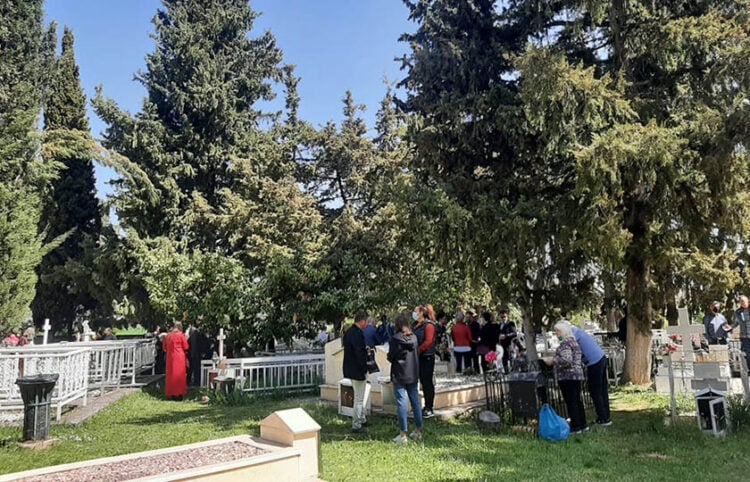 Δευτέρα του Πάσχα στο κοιμητήριο του Πρωτοχωρίου Κοζάνης (φωτ.: ΕΡΤ)