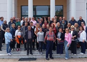 Αναμνηστική φωτογραφία έξω από το κτήριο του Συλλόγου Μικρασιατών Πτολεμαΐδας (φωτ.: Facebook / Βίκυ Χατζηκυριάκου)