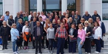 Αναμνηστική φωτογραφία έξω από το κτήριο του Συλλόγου Μικρασιατών Πτολεμαΐδας (φωτ.: Facebook / Βίκυ Χατζηκυριάκου)