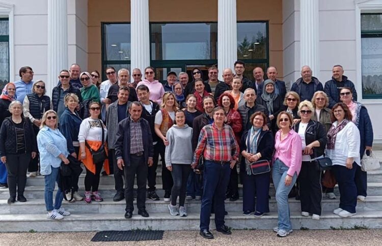 Αναμνηστική φωτογραφία έξω από το κτήριο του Συλλόγου Μικρασιατών Πτολεμαΐδας (φωτ.: Facebook / Βίκυ Χατζηκυριάκου)