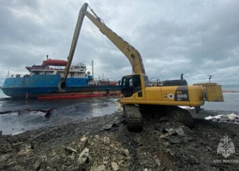 Στιγμιότυπο από την προσπάθεια καθαρισμού της πετρελαιοκηλίδας (φωτ.: EMERCOM of Russia)