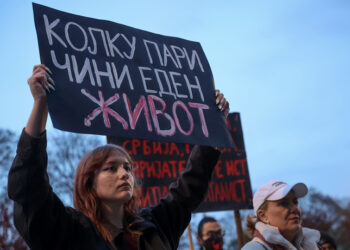 «Πόσο αξίζει μια ζωή;» γράφει το πλακάτ σε πρόσφατη διαδήλωση για τη διαφθορά στα Σκόπια (φωτ.: EPA / Georgi Licovski)