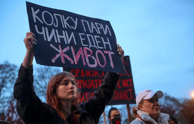 «Πόσο αξίζει μια ζωή;» γράφει το πλακάτ σε πρόσφατη διαδήλωση για τη διαφθορά στα Σκόπια (φωτ.: EPA / Georgi Licovski)