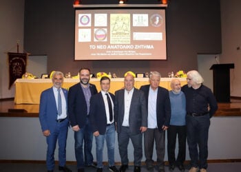 Αναμνηστική φωτογραφία από την ημερίδα της Ένωσης Ποντίων Σουρμένων