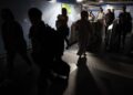 Επιβάτες βγαίνουν από σταθμό του μετρό στη Μαδρίτη, μετά το εκτεταμένο μπλακ άουτ που σημειώθηκε το μεσημέρι της Δευτέρας (φωτ.: EPA/Mariscal)