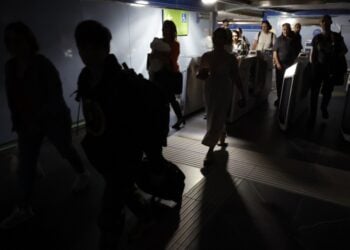 Επιβάτες βγαίνουν από σταθμό του μετρό στη Μαδρίτη, μετά το εκτεταμένο μπλακ άουτ που σημειώθηκε το μεσημέρι της Δευτέρας (φωτ.: EPA/Mariscal)