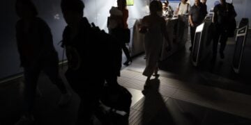Επιβάτες βγαίνουν από σταθμό του μετρό στη Μαδρίτη, μετά το εκτεταμένο μπλακ άουτ που σημειώθηκε το μεσημέρι της Δευτέρας (φωτ.: EPA/Mariscal)