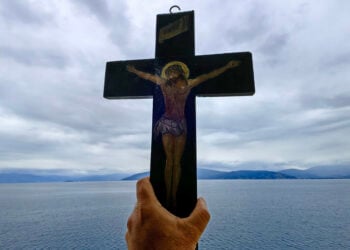Ο σταυρός του Χριστού υψωμένος προς τον ουρανό (φωτ.: ΑΠΕ-ΜΠΕ / Ευάγγελος Μπουγιώτης)