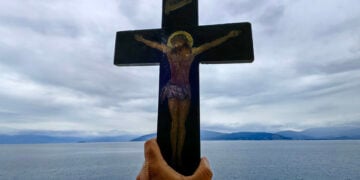 Ο σταυρός του Χριστού υψωμένος προς τον ουρανό (φωτ.: ΑΠΕ-ΜΠΕ / Ευάγγελος Μπουγιώτης)