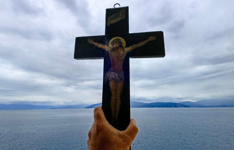Ο σταυρός του Χριστού υψωμένος προς τον ουρανό (φωτ.: ΑΠΕ-ΜΠΕ / Ευάγγελος Μπουγιώτης)