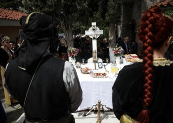 Ταφικό έθιμο των Ποντίων, γλέντι πλάι στους νεκρούς στο κοιμητήριο των Σουρμένων (φωτ.: 
(EUROKINISSI / Στέλιος Μισίνας)