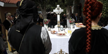 Ταφικό έθιμο των Ποντίων, γλέντι πλάι στους νεκρούς στο κοιμητήριο των Σουρμένων (φωτ.: 
(EUROKINISSI / Στέλιος Μισίνας)