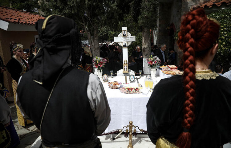 Ταφικό έθιμο των Ποντίων, γλέντι πλάι στους νεκρούς στο κοιμητήριο των Σουρμένων (φωτ.: 
(EUROKINISSI / Στέλιος Μισίνας)