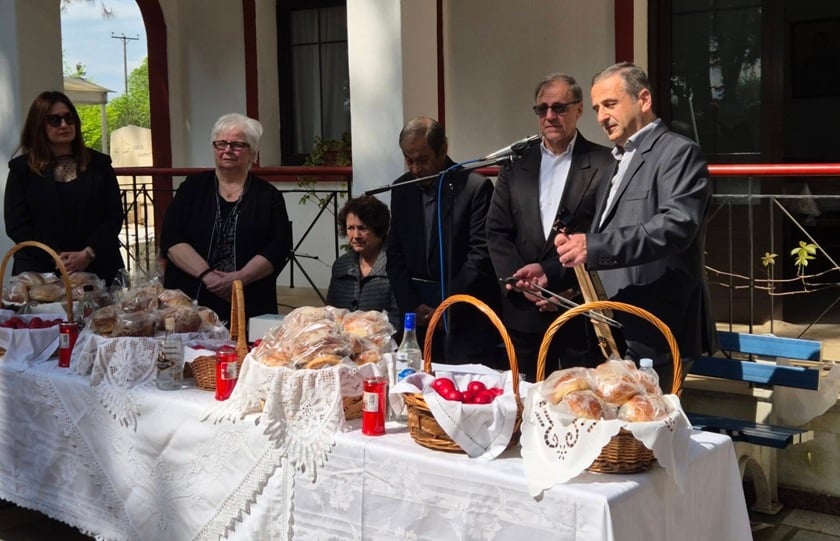 Λύρα, κόκκινα αυγά και κεράσματα στα κοιμητήρια της Νέας Κρώμνης Δράμας (φωτ.: Facebook / STAR Βορείου Ελλάδος)