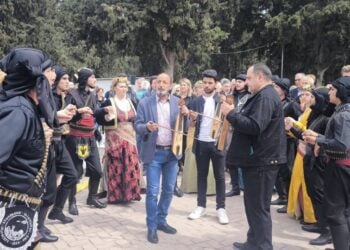 Στιγμιότυπο από το ταφικό έθιμο στα κοιμητήρια της Καλαμαριάς (φωτ.: facebook/Δήμος Καλαμαριάς)
