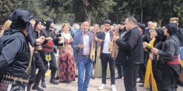 Στιγμιότυπο από το ταφικό έθιμο στα κοιμητήρια της Καλαμαριάς (φωτ.: facebook/Δήμος Καλαμαριάς)