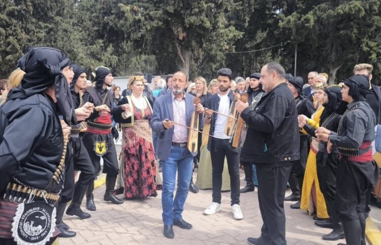 Στιγμιότυπο από το ταφικό έθιμο στα κοιμητήρια της Καλαμαριάς (φωτ.: facebook/Δήμος Καλαμαριάς)