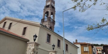 Ο εμβληματικός ναός της Τενέδου και το καμπαναριό του (φωτ.: ΑΠΕ-ΜΠΕ)