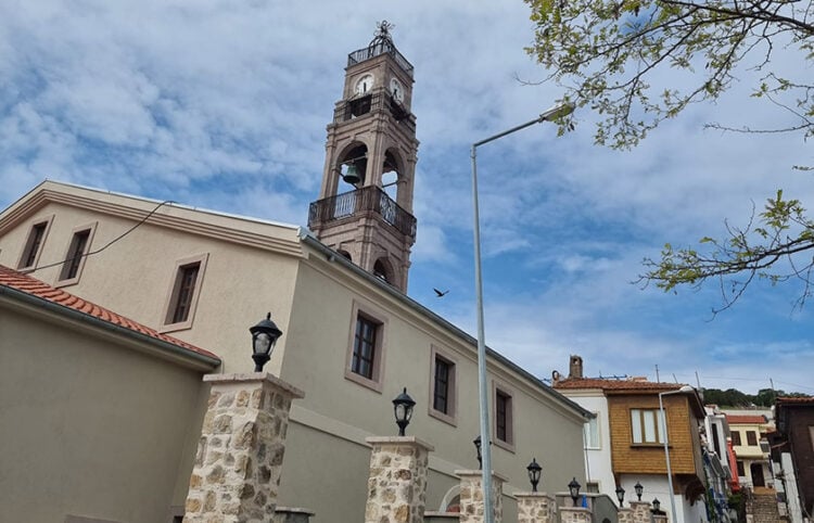 Ο εμβληματικός ναός της Τενέδου και το καμπαναριό του (φωτ.: ΑΠΕ-ΜΠΕ)