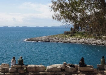 Στιγμιότυπο από την παραλία της Πειραϊκής (φωτ.: EUROKINISSI / Γιώργος Κονταρίνης)