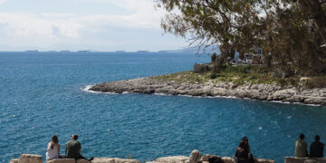Στιγμιότυπο από την παραλία της Πειραϊκής (φωτ.: EUROKINISSI / Γιώργος Κονταρίνης)