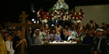 Στιγμιότυπο από την περσινή συνάντηση των πέντε επιταφίων στην πλατεία Αριστοτέλους (φωτ.: EUROKINISSI/Ραφαήλ Γεωργιάδης)