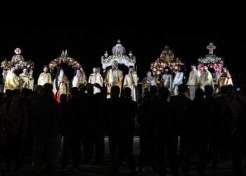 Η στιγμή της συνάντησης των πέντε επιταφίων στην πλατεία Αριστοτέλους (φωτ.: EUROKINISSI/Ραφαήλ Γεωργιάδης)
