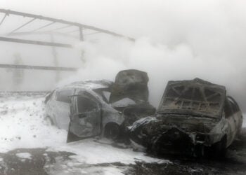 Τα κουφάρια των δύο ΙΧ στην Εγνατία Οδό στο ύψος των διοδίων Πολυμύλου (φωτ.: ΑΠΕ-ΜΠΕ / Δημήτρης Στραβού)