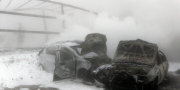 Τα κουφάρια των δύο ΙΧ στην Εγνατία Οδό στο ύψος των διοδίων Πολυμύλου (φωτ.: ΑΠΕ-ΜΠΕ / Δημήτρης Στραβού)