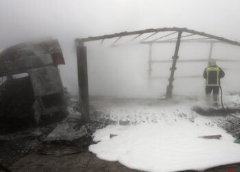 Το κουφάρι του φορτηγού στην Εγνατία Οδό στο ύψος των διοδίων Πολυμύλου (φωτ.: ΑΠΕ-ΜΠΕ / Δημήτρης Στραβού)