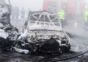 Ολοσχερώς κάηκαν τα τρία οχήματα που ενεπλάκησαν στο δυστύχημα (φωτ.: EUROKINISSI)