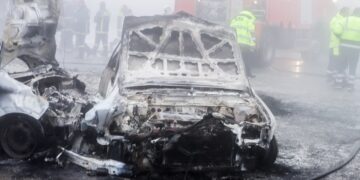 Ολοσχερώς κάηκαν τα τρία οχήματα που ενεπλάκησαν στο δυστύχημα (φωτ.: EUROKINISSI)