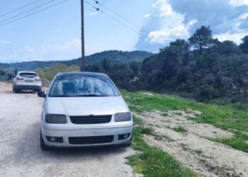Τα οχήματα των δύο οδηγών που διαπληκτίζονταν στη μέση του δρόμου, με αποτέλεσμα τη θανατηφόρα παράσυρση (φωτ.: newsit.gr)