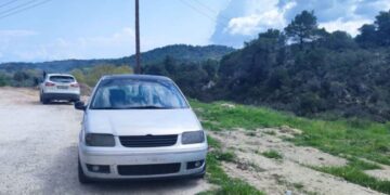 Τα οχήματα των δύο οδηγών που διαπληκτίζονταν στη μέση του δρόμου, με αποτέλεσμα τη θανατηφόρα παράσυρση (φωτ.: newsit.gr)