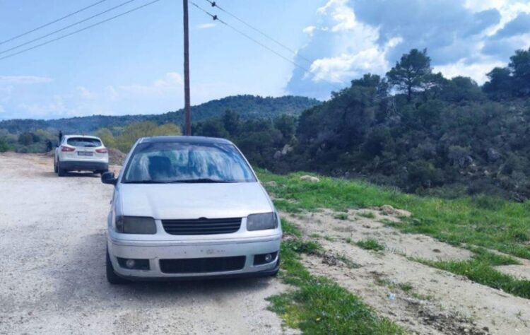 Τα οχήματα των δύο οδηγών που διαπληκτίζονταν στη μέση του δρόμου, με αποτέλεσμα τη θανατηφόρα παράσυρση (φωτ.: newsit.gr)
