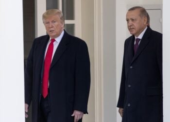 Από αριστερά, ο Αμερικανός πρόεδρος Ντόναλντ Τραμπ με τον Ρετζέπ Ταγίπ Ερντογάν στο Λευκό Οίκο, το 2019 (φωτ.: EPA/Erik S. Lesser)