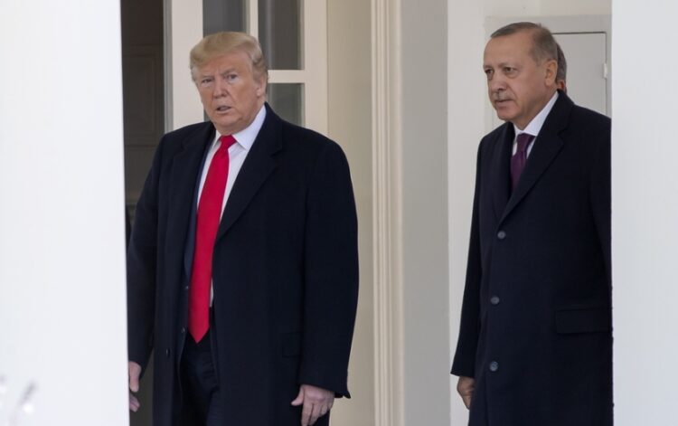Από αριστερά, ο Αμερικανός πρόεδρος Ντόναλντ Τραμπ με τον Ρετζέπ Ταγίπ Ερντογάν στο Λευκό Οίκο, το 2019 (φωτ.: EPA/Erik S. Lesser)