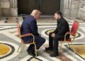 Από αριστερά, ο Αμερικανός πρόεδρος Ντόναλντ Τραμπ Μακρόν και ο Ουκρανός ομόλογός του Βολοντίμιρ Ζελένσκι στην κατ’ ιδίαν συνάντησή τους στο Βατικανό (φωτ.: ΕΡΑ/Γραφείο Τύπου της Προεδρίας της Ουκρανίας)