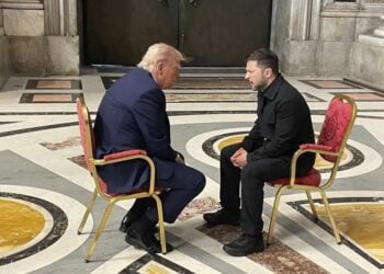 Από αριστερά, ο Αμερικανός πρόεδρος Ντόναλντ Τραμπ Μακρόν και ο Ουκρανός ομόλογός του Βολοντίμιρ Ζελένσκι στην κατ’ ιδίαν συνάντησή τους στο Βατικανό (φωτ.: ΕΡΑ/Γραφείο Τύπου της Προεδρίας της Ουκρανίας)