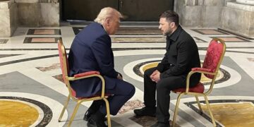 Από αριστερά, ο Αμερικανός πρόεδρος Ντόναλντ Τραμπ Μακρόν και ο Ουκρανός ομόλογός του Βολοντίμιρ Ζελένσκι στην κατ’ ιδίαν συνάντησή τους στο Βατικανό (φωτ.: ΕΡΑ/Γραφείο Τύπου της Προεδρίας της Ουκρανίας)
