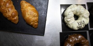 Παραδοσιακά αλλά και τσουρέκια με διάφορες γεμίσεις και επικαλύψεις μπορεί να βρει ο καταναλωτής στην αγορά της Θεσσαλονίκης (φωτ.: ΑΠΕ-ΜΠΕ/Αχιλλέας Χήρας)