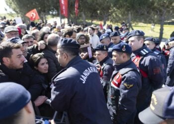 Τούρκοι χωροφύλακες μπλοκάρουν διαδηλωτές έξω από το δικαστήριο, όπου εξελισσόταν η δίκη του Εκρέμ Ιμάμογλου για την υπόθεση που αφορούσε απειλή κατά του γενικού εισαγγελέα της Κωνσταντινούπολης (φωτ.: EPA/Tolga Bozoglu)